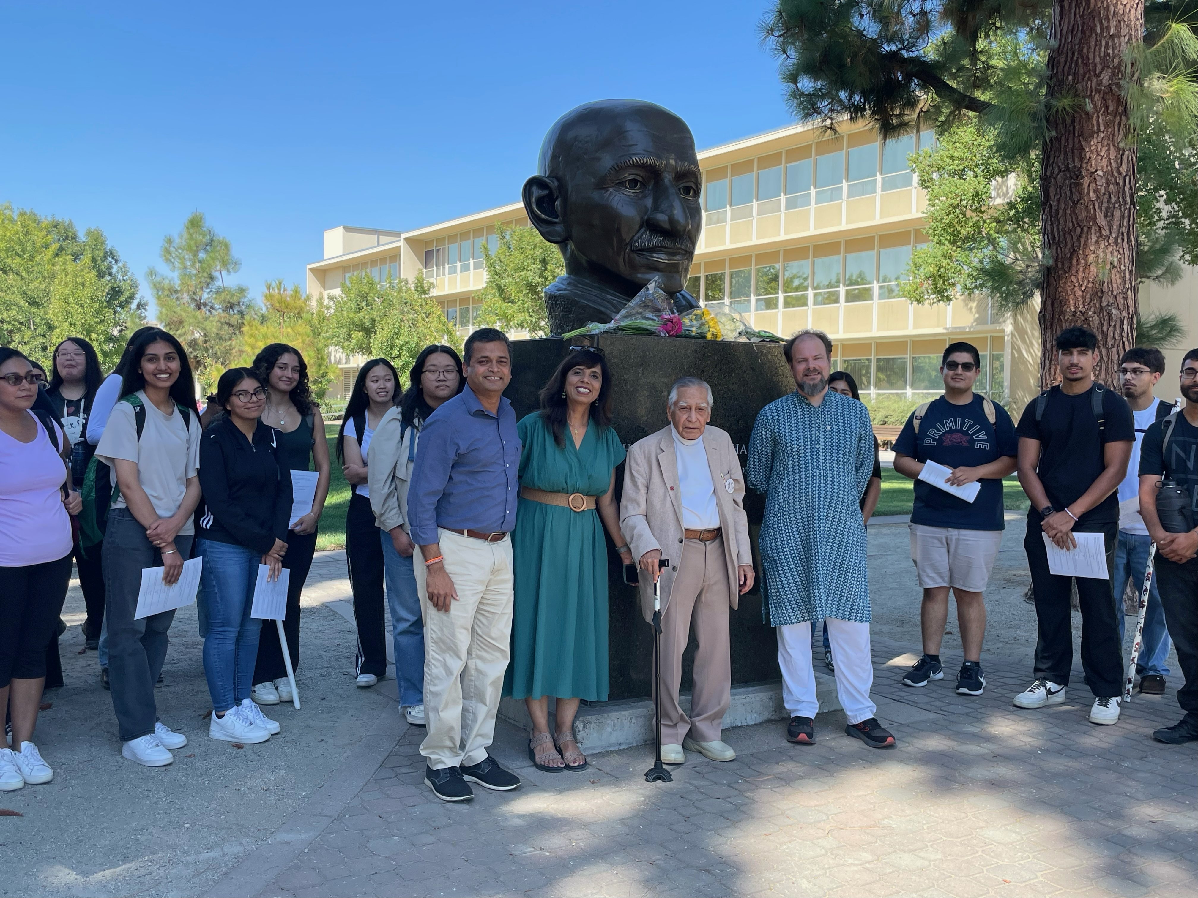 Prof. Howard, Rosenhagen, & Kapoor and students at the Gandhi monument -2