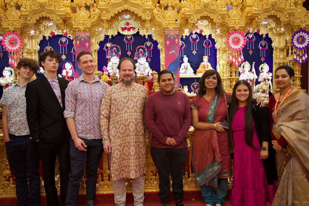 24-11-03 Diwali temple visit - students with Professors Howard and Rosenhagen